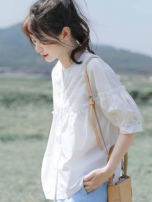 【2026年夏】フレンチスタイル ミディスリーブ ブラウス ラッフルトリム付き | フレッシュでスイートなクルーネック。普段使いのショッピングや通勤に最適