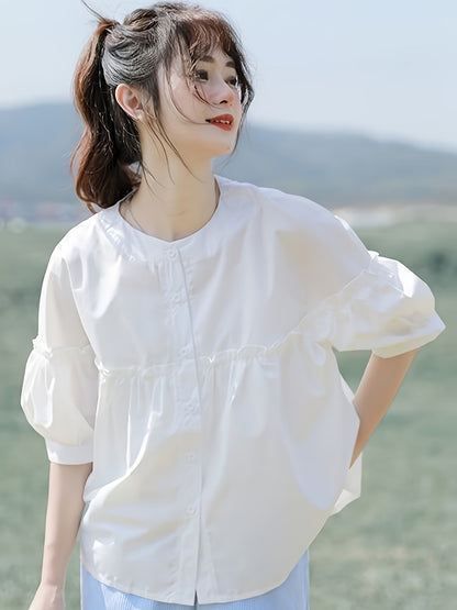 【2026年夏】フレンチスタイル ミディスリーブ ブラウス ラッフルトリム付き | フレッシュでスイートなクルーネック。普段使いのショッピングや通勤に最適
