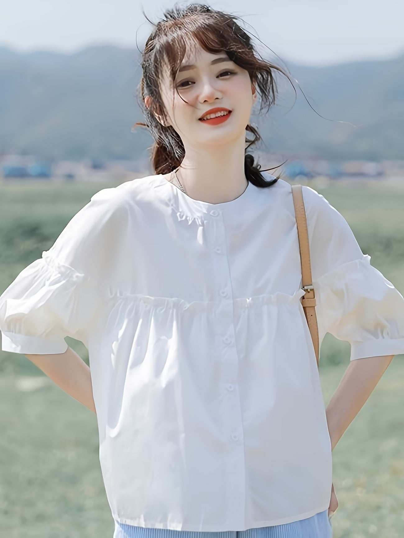 【2026年夏】フレンチスタイル ミディスリーブ ブラウス ラッフルトリム付き | フレッシュでスイートなクルーネック。普段使いのショッピングや通勤に最適