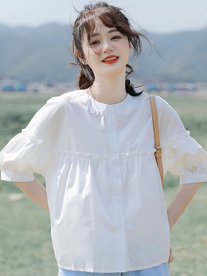 【2026年夏】フレンチスタイル ミディスリーブ ブラウス ラッフルトリム付き | フレッシュでスイートなクルーネック。普段使いのショッピングや通勤に最適