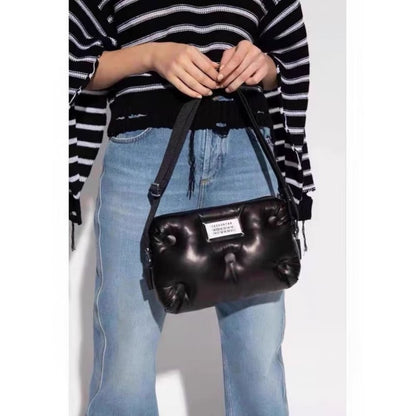 レディース本革風ナイロンクロスボディバッグ - 2024年新作パッド入りピローストラップ付きパース、リストストラップ、ゴールドトーンバックルクロージャー、ホワイト＆ブラックミニマリストデザイン - 手洗い可能なシープスキンテクスチャーハンドバッグ、日常使い＆特別な日に最適