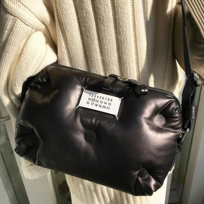 レディース本革風ナイロンクロスボディバッグ - 2024年新作パッド入りピローストラップ付きパース、リストストラップ、ゴールドトーンバックルクロージャー、ホワイト＆ブラックミニマリストデザイン - 手洗い可能なシープスキンテクスチャーハンドバッグ、日常使い＆特別な日に最適