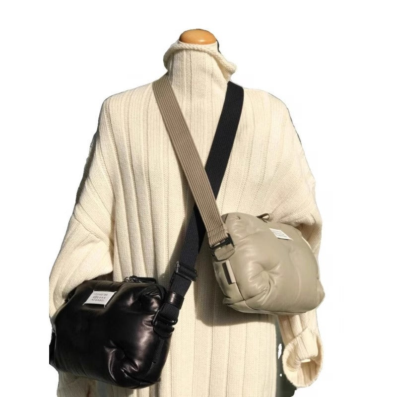 レディース本革風ナイロンクロスボディバッグ - 2024年新作パッド入りピローストラップ付きパース、リストストラップ、ゴールドトーンバックルクロージャー、ホワイト＆ブラックミニマリストデザイン - 手洗い可能なシープスキンテクスチャーハンドバッグ、日常使い＆特別な日に最適