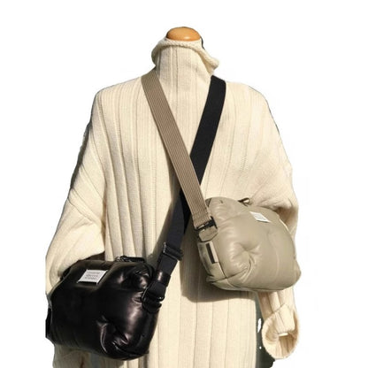 レディース本革風ナイロンクロスボディバッグ - 2024年新作パッド入りピローストラップ付きパース、リストストラップ、ゴールドトーンバックルクロージャー、ホワイト＆ブラックミニマリストデザイン - 手洗い可能なシープスキンテクスチャーハンドバッグ、日常使い＆特別な日に最適