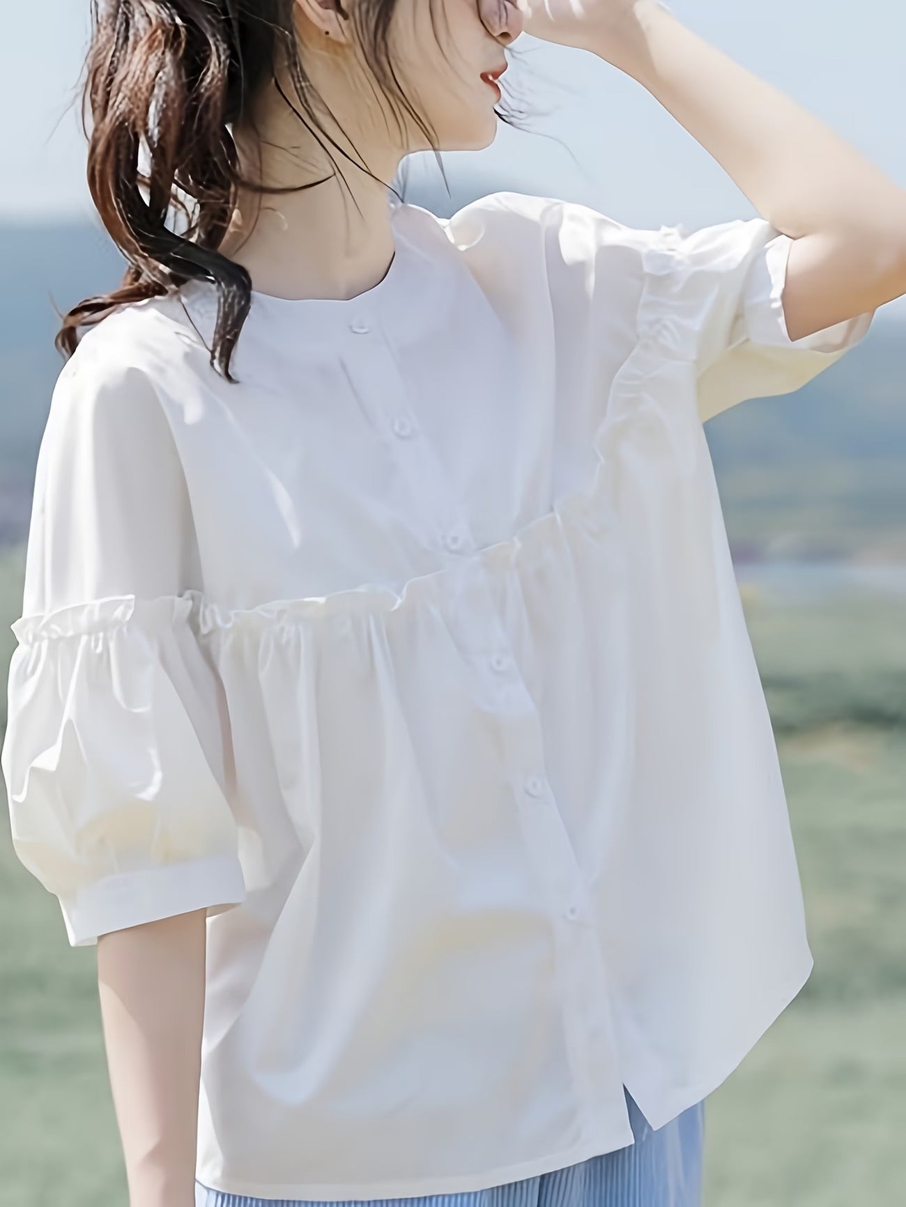 【2026年夏】フレンチスタイル ミディスリーブ ブラウス ラッフルトリム付き | フレッシュでスイートなクルーネック。普段使いのショッピングや通勤に最適