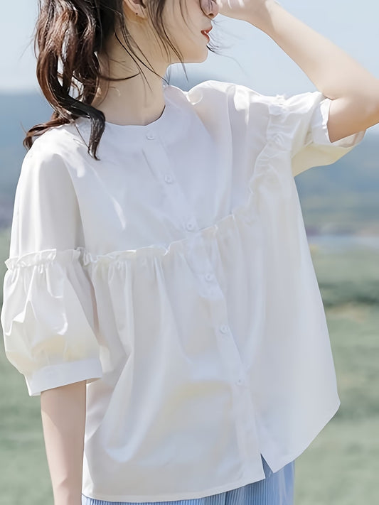【2026年夏】フレンチスタイル ミディスリーブ ブラウス ラッフルトリム付き | フレッシュでスイートなクルーネック。普段使いのショッピングや通勤に最適