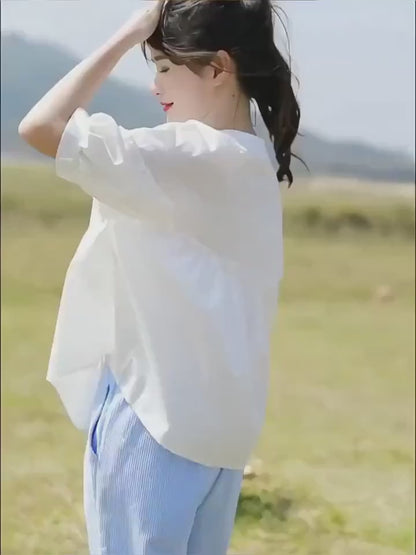 【2026年夏】フレンチスタイル ミディスリーブ ブラウス ラッフルトリム付き | フレッシュでスイートなクルーネック。普段使いのショッピングや通勤に最適