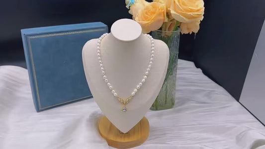 バタフライペンダント 合成ジルコニア＆淡水パールネックレス - 女性用エレガントなゴールドトーンチェーンワンピース、日常使いとパーティーウェアに最適、クリスマス・バレンタインデー・誕生日の完璧なギフト、バタフライジュエリー